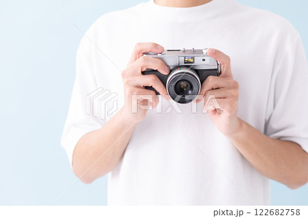 フィルムカメラを構える男性 (写真素材) フィルムカメラを構える男性 (写真素材) 122682758