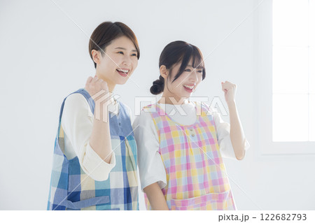 笑顔の若い保育士 笑顔の若い保育士 122682793