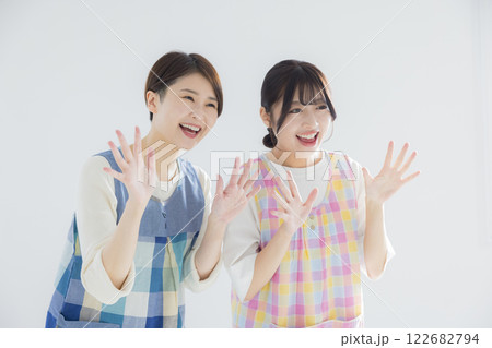 笑顔の若い保育士 笑顔の若い保育士 122682794