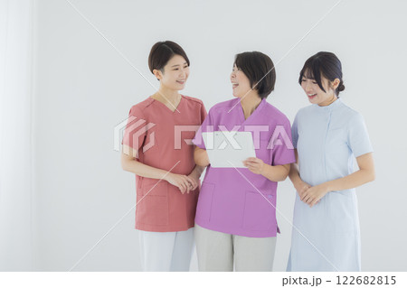 医療スタッフ、看護師、若い女性、医療従事者 医療スタッフ、看護師、若い女性、医療従事者 122682815