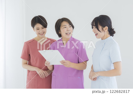 医療スタッフ、看護師、若い女性、医療従事者 122682817