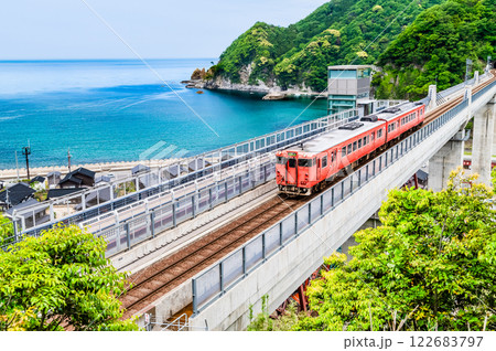 山陰本線 余部橋梁を渡るキハ47 山陰本線 余部橋梁を渡るキハ47 122683797