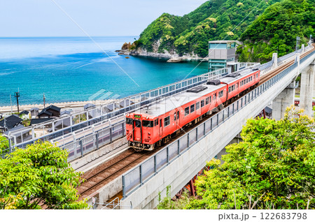 山陰本線　余部橋梁を渡るキハ47 122683798