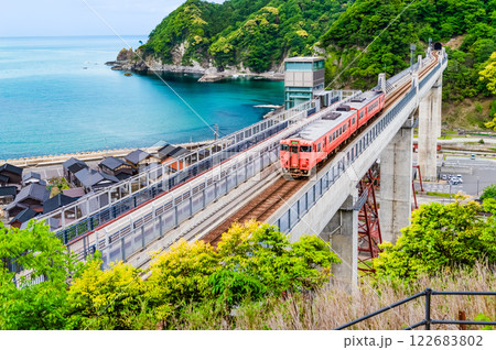 山陰本線　余部橋梁を渡るキハ47 122683802