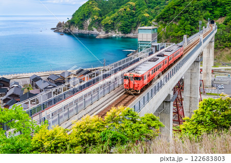 山陰本線　余部橋梁を渡るキハ47 122683803