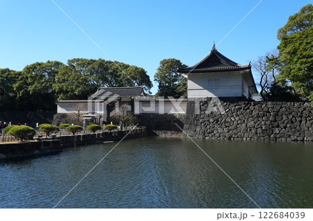 皇居、大手門側から見たやぐら 122684039