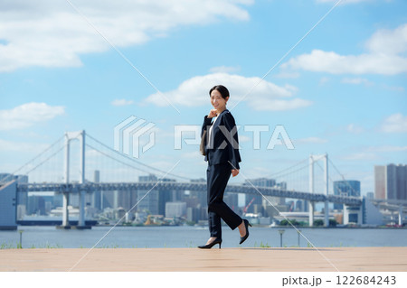 ビジネス　女性	 122684243