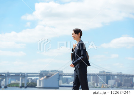 ビジネス　女性	 122684244