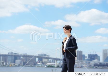 ビジネス　女性	 122684253