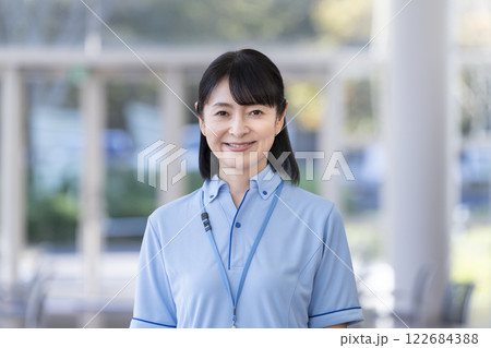 カメラ目線の50代の女性施設スタッフ イメージ カメラ目線の50代の女性施設スタッフ イメージ 122684388