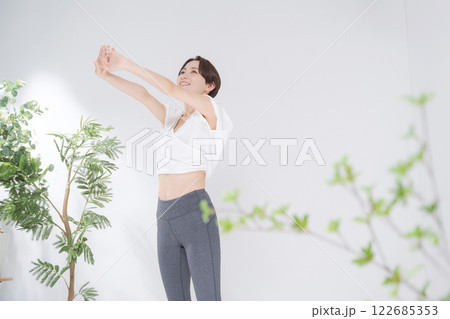 ヨガをする30代女性 122685353