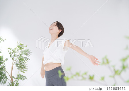 ヨガをする30代女性 ヨガをする30代女性 122685451