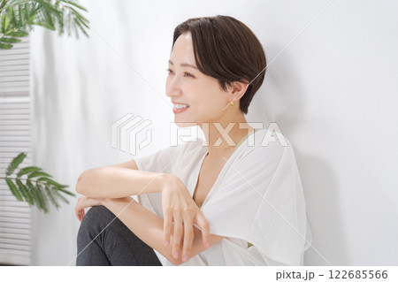 ヨガウェアを着た30代女性 122685566