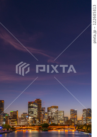 天満橋から見える中之島の美しい薄暮空 122685813