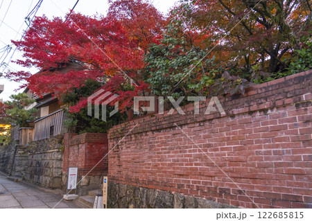 秋の京都 風情がある「ねねの小径」と紅葉 秋の京都 風情がある「ねねの小径」と紅葉 122685815