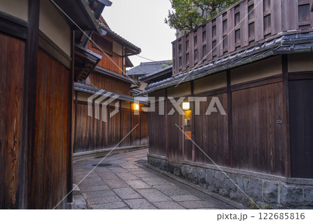 早朝の石塀小路（京都府京都市東山区） 122685816