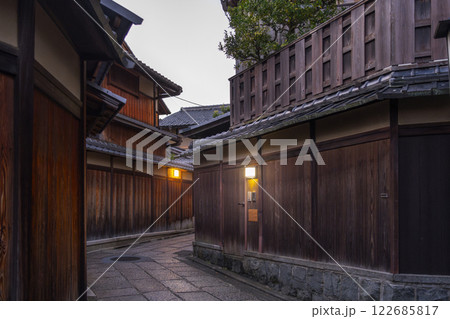 早朝の石塀小路（京都府京都市東山区） 122685817