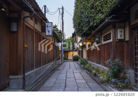 早朝の石塀小路(京都府京都市東山区) 早朝の石塀小路(京都府京都市東山区) 122685820