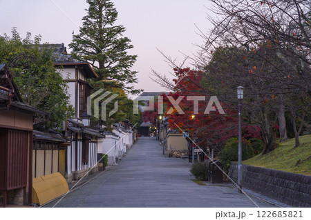 早朝のねねの道　真っ赤に色づいた紅葉（京都府京都市東山区） 122685821