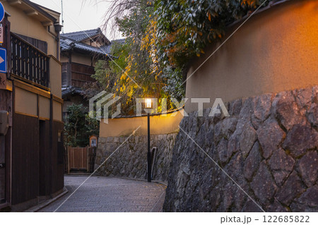 早朝の京都一念坂(一年坂)　 122685822