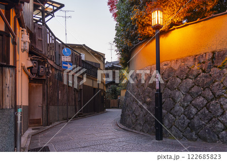 早朝の京都一念坂(一年坂) 122685823