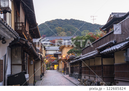 早朝の京都一念坂(一年坂) 122685824