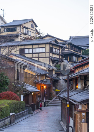 早朝の京都　二年坂（二寧坂） 122685825
