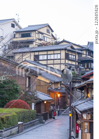 早朝の京都　二年坂（二寧坂） 122685826