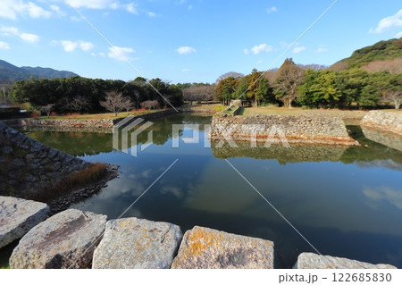 萩城の本丸天守台跡から岡崎矢倉跡、石彫公園方面の景色（山口県萩市） 122685830