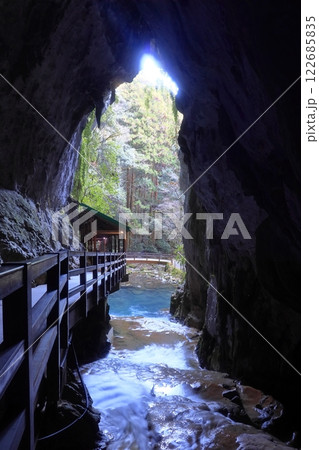 秋吉台の鍾乳洞 秋芳洞入口(山口県美祢市) 秋吉台の鍾乳洞 秋芳洞入口(山口県美祢市) 122685835