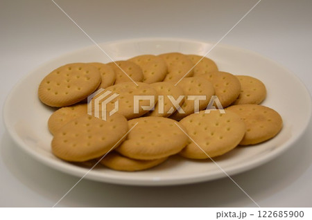 白い皿に乗ったビスケット 白い皿に乗ったビスケット 122685900