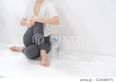 ヨガをする30代女性 122686075