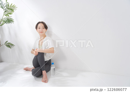 ヨガをする30代女性 ヨガをする30代女性 122686077