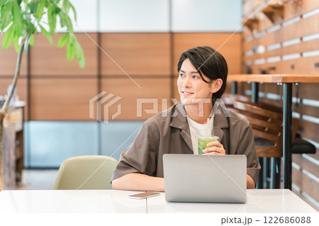カフェ・家でノートパソコンを使う若い男性（テレワーク・リモートワーク） 122686088