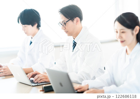 開発機関で働く白衣を着た研究者 開発機関で働く白衣を着た研究者 122686118