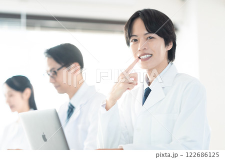 オーラルケアに注目する歯科医師 122686125