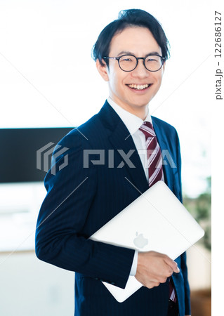 スーツを着た笑顔の男性ビジネスマン 122686127
