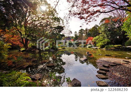 友泉亭公園　日本庭園紅葉のある風景 122686230
