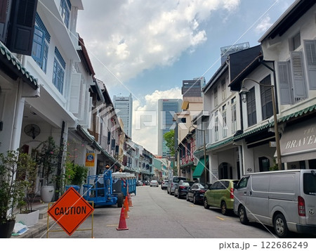海外の晴れている街並み 122686249