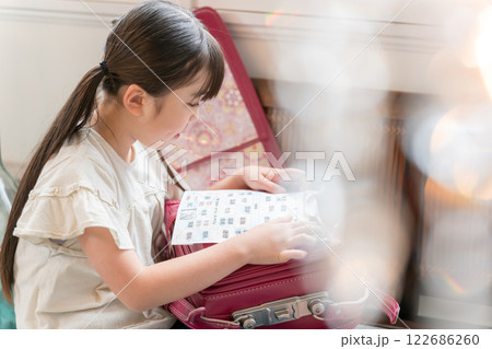 明日の時間割を確認する小学生の女の子 122686260