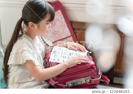 明日の時間割を確認する小学生の女の子 122686261