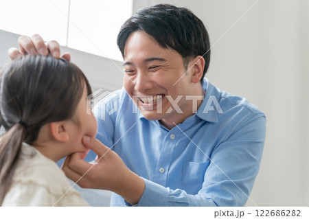 娘を猫かわいがりするパパ 122686282