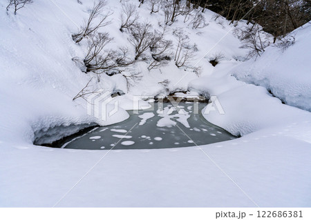 冬の里山の小さな池 冬の里山の小さな池 122686381