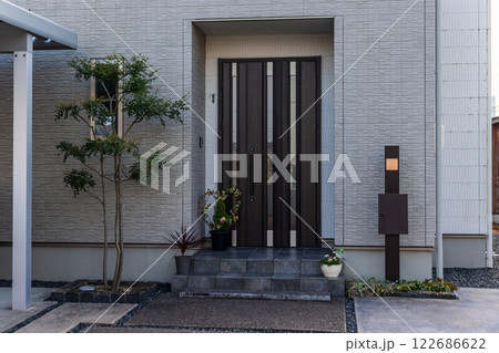 住宅外観　玄関アプローチ　ドア 122686622