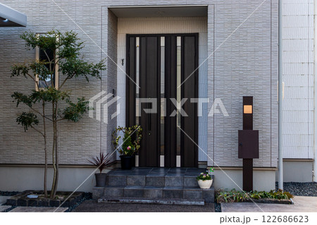 住宅外観　玄関アプローチ　ドア 122686623