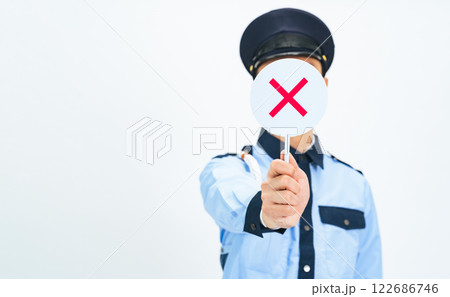バツ印を見せる男性警備員 122686746
