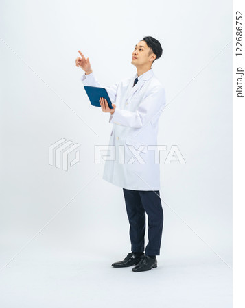 タブレットを持って確認する白衣のミドルエイジ男性の全身写真 医師 科学者 タブレットを持って確認する白衣のミドルエイジ男性の全身写真 医師 科学者 122686752