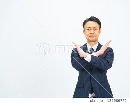 バツ印を見せるミドルエイジ男性ビジネスパーソン 122686772