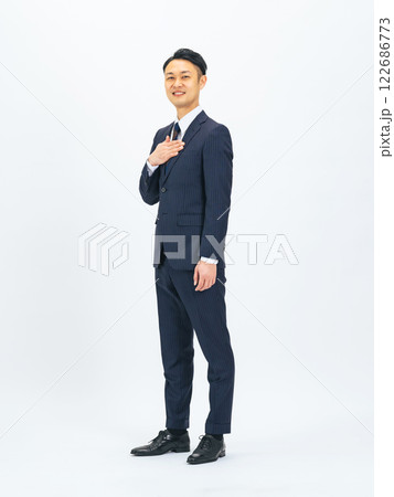 胸に手を当てるミドルエイジ男性ビジネスパーソンの全身写真 胸に手を当てるミドルエイジ男性ビジネスパーソンの全身写真 122686773