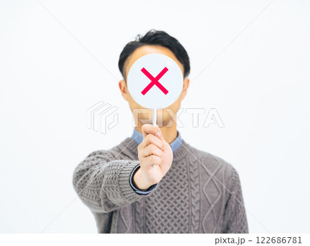 バツ印を見せるミドルエイジ男性 122686781